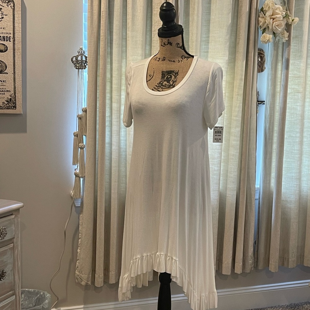 Chic White High-Low Dress with Ruffle Hem